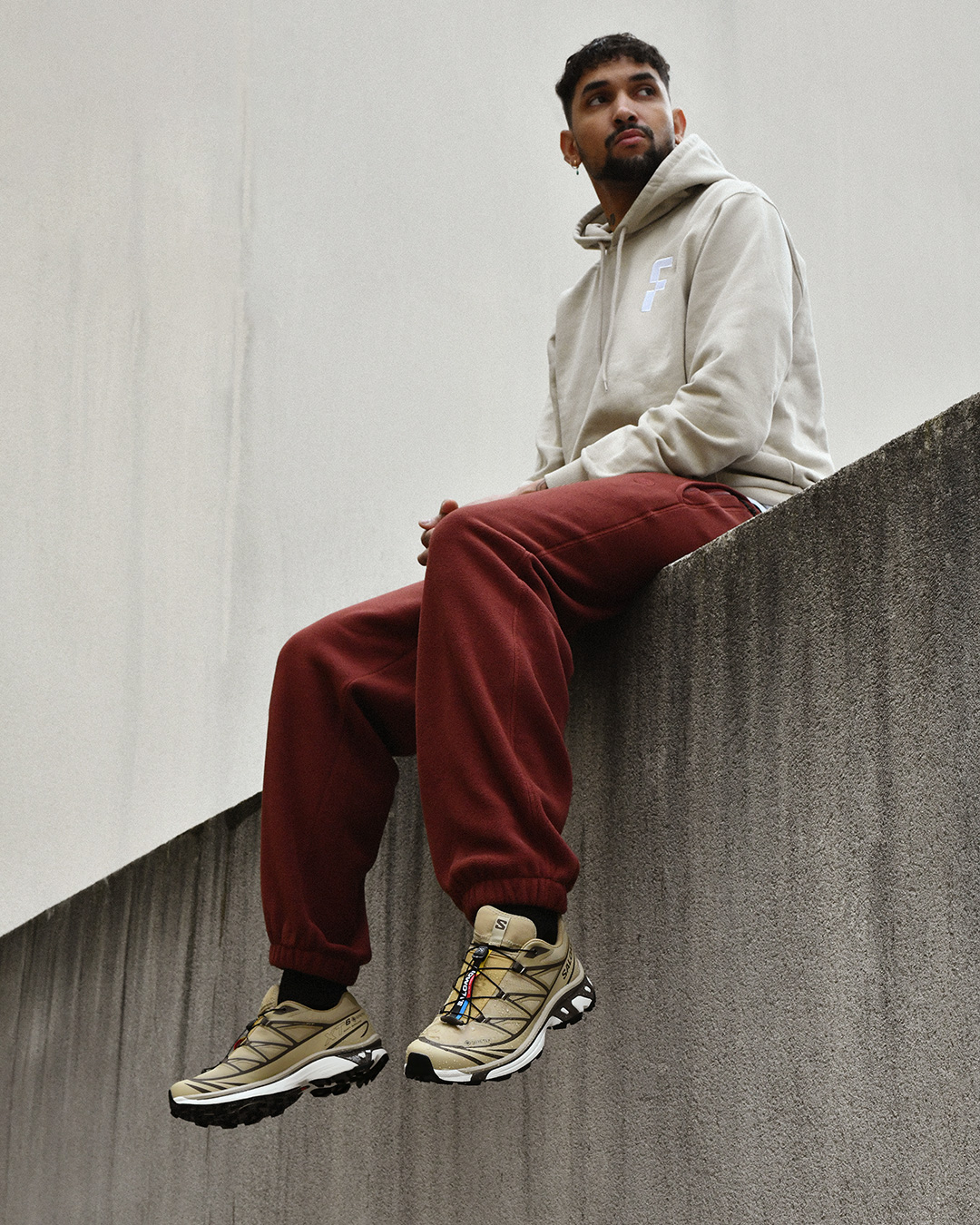 Salomon XT-6 tan usado no pé em look urbano
